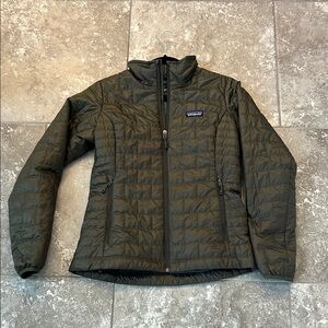 NWOT-Patagonia Green Quilted Puffer Women’s Jacket Size Small Lightweight Design